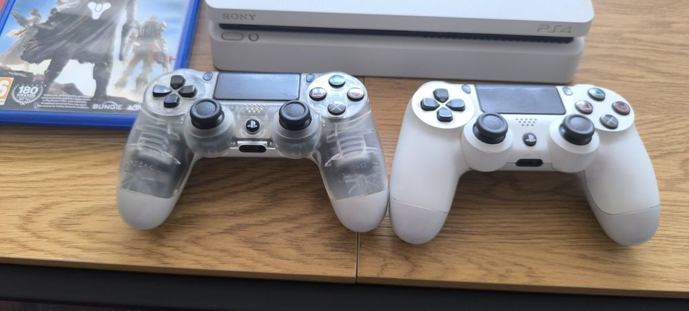 PS4 Slim 500GB бял с 2 джойстика и 5 игри

PlayStation 4 Slim 500GB +