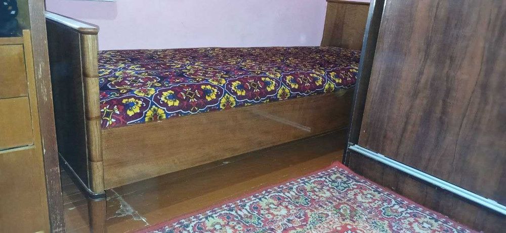 продается стол кухонный и компьютерный, две кровати (пр-во Румыния)