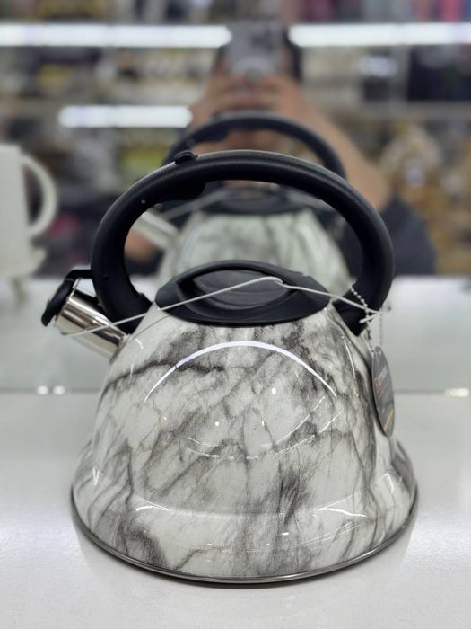 Чайник с мраморным принтом