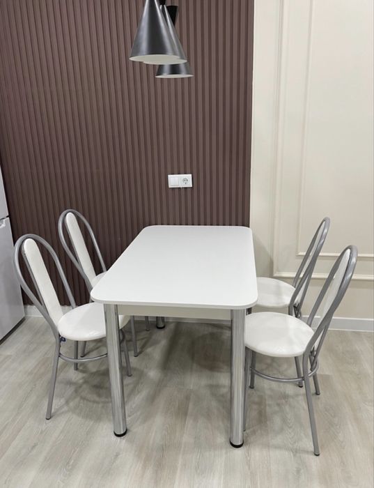 Стол со стульями