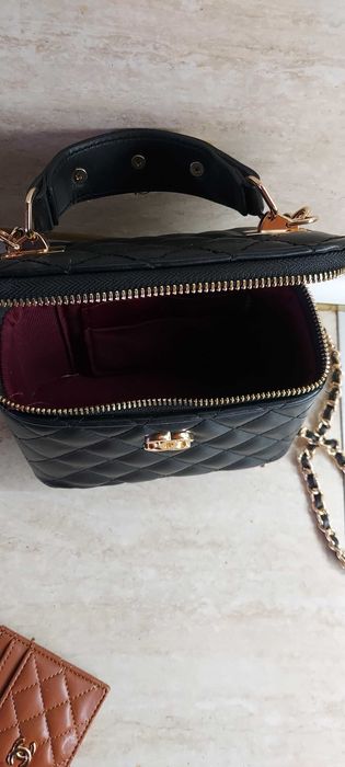 Луксозна черна чанта Chanel – капитонирана, златист обков