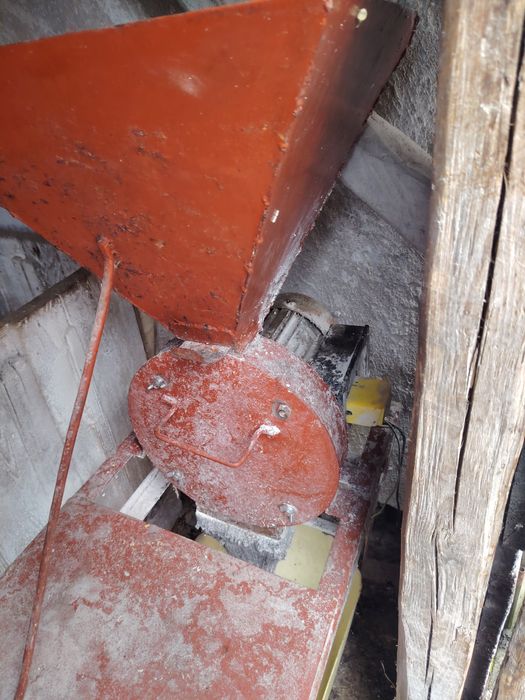 Vând Moară cereale