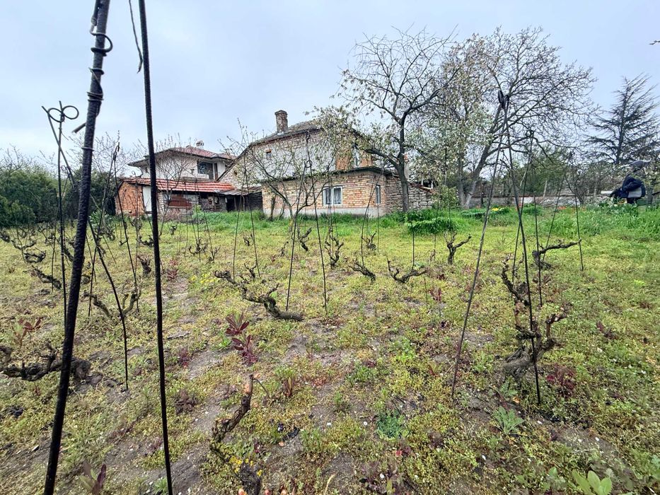 Къща с двор в с.Здравец