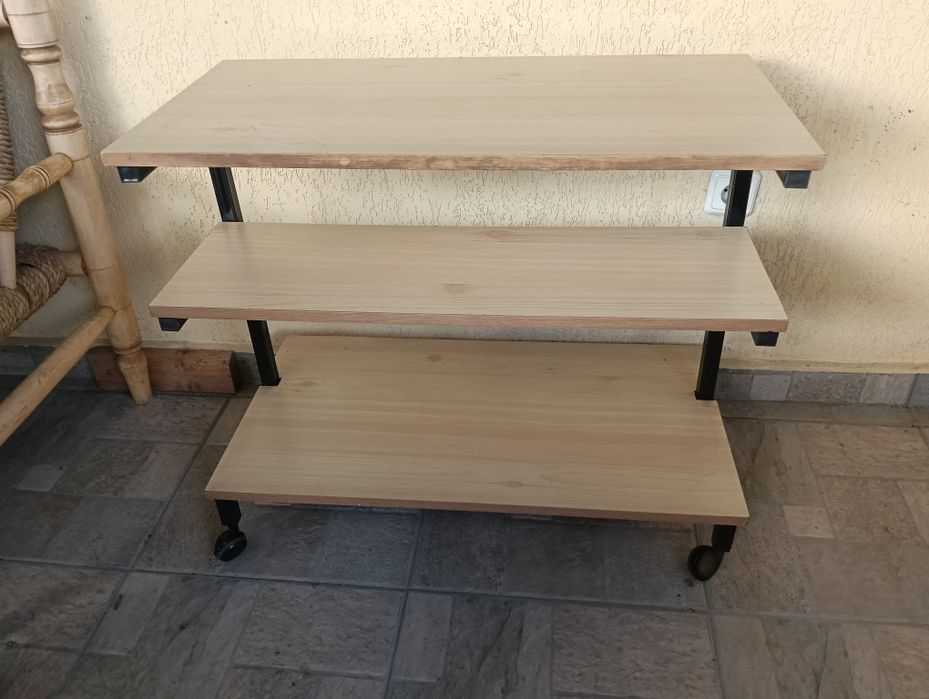 Продавам масичка за телевизор.