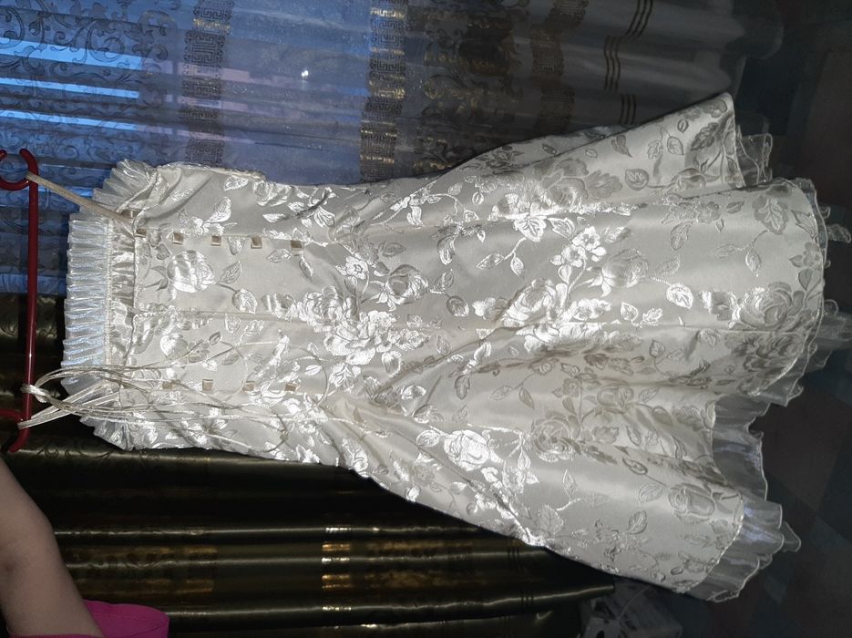 Красивое кремовое платье