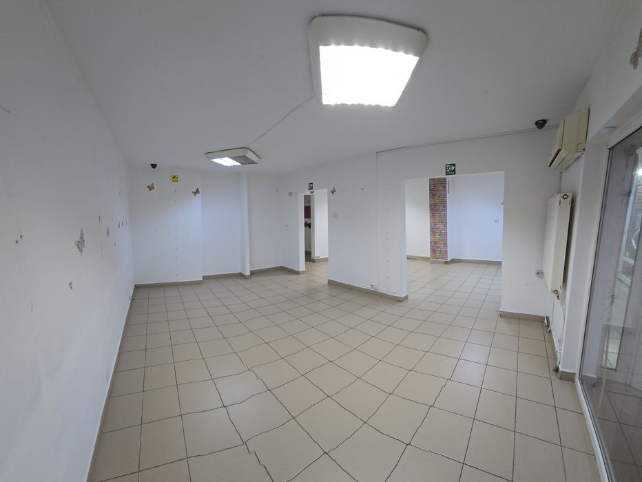 Închiriez spațiu comercial central 65m2.