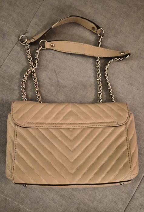Оригинална бежова дамска чанта Guess - използвана