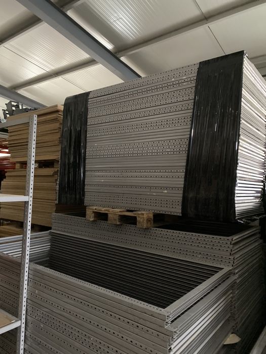 Швейцарски стелажи за кашони/склад рафтове