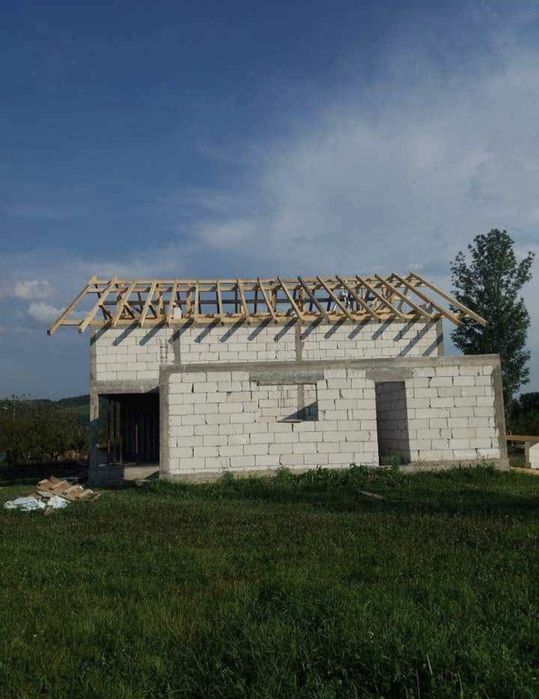 Executam case la rosu de la fundație pana la acoperise