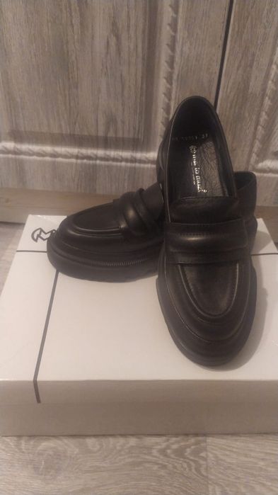 Продам женские ботинки