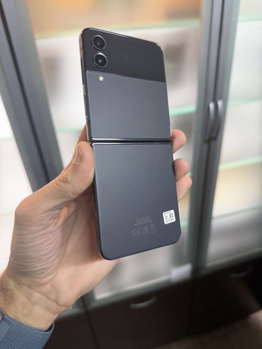 Vand Samsung Z Flip 4 black