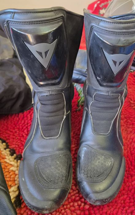 ботуши  за мотор Dainese модел  TRQ-Tour , с gore Tex и  система за контрол на сексуално изкривяване .
система за контрол на аксиалното изкривяване
