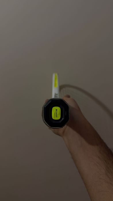 Теннисная ракетка