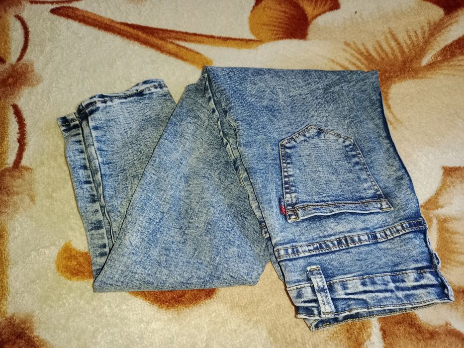 Джинсы на стройную девочку 10-13 лет.