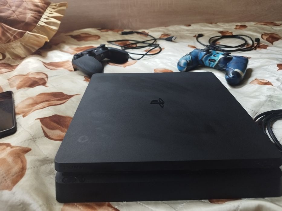 PlayStation 4 slim 1 tb място
