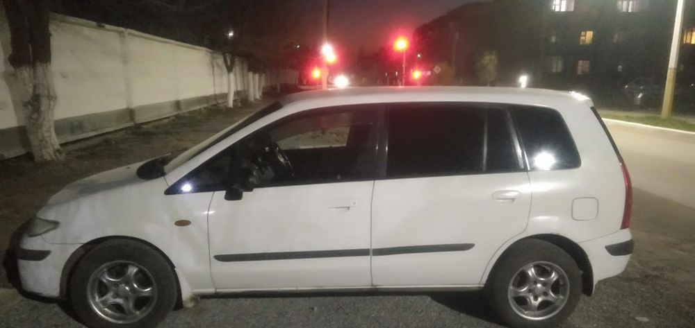 Срочно продаётся мазда в хорошем состоянии.