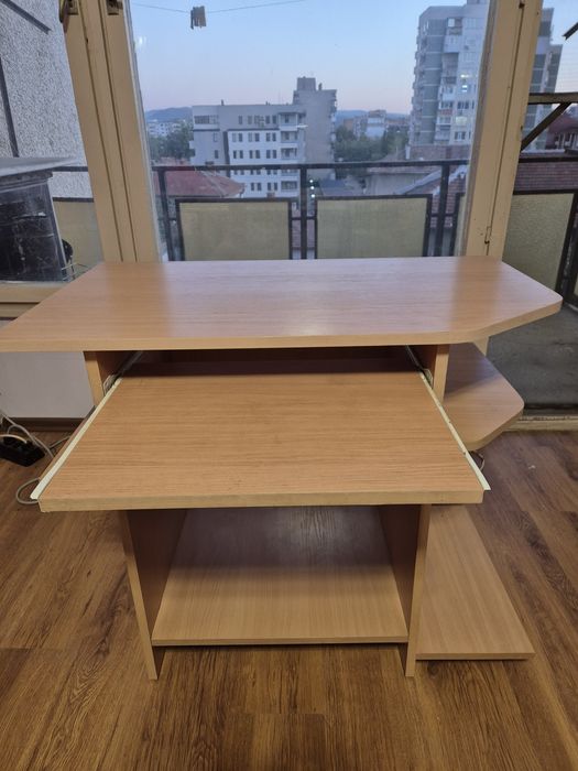 Детско бюро с място за клавиатура