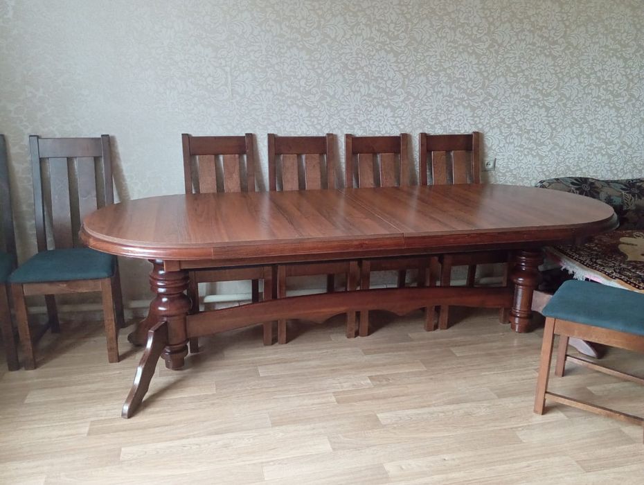 Стол со стульями