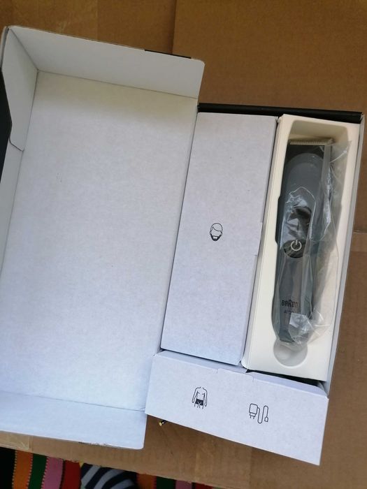 Aparat de tuns multifunctional Braun All-in-One Seria 3 AIO3540 8-in-1, Lama ultra ascutita 6 Piepteni, 1 Perie de curatare, 1 Saculet , 50 minute