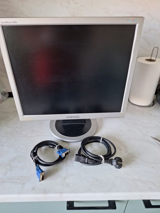 Продавам малко употребяван монитор Samsung модел 920N.