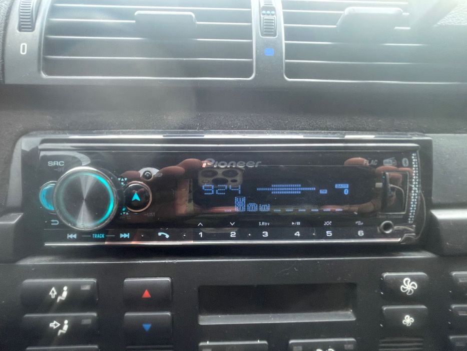 Vând Pioneer MVH-S520 DAB