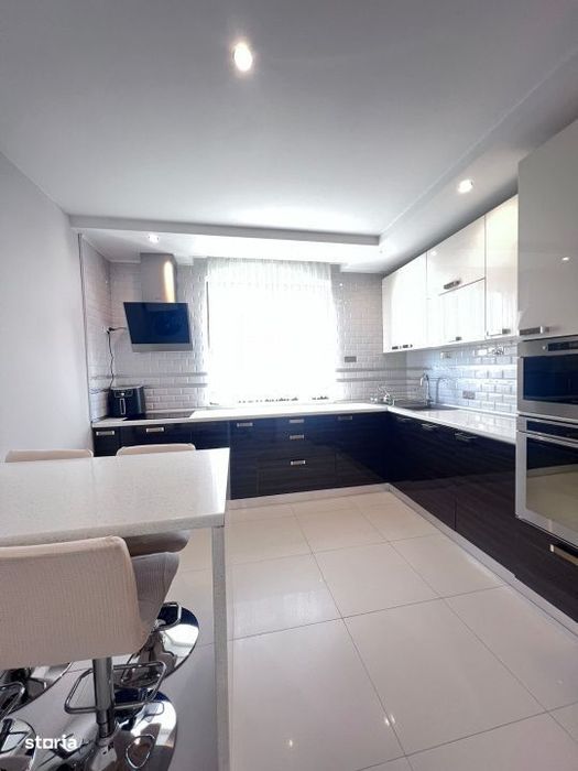 Vila Superba pentru 2 familii /9 Camere /Curte 721