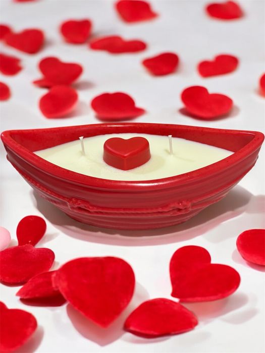Свещ “Червена лодка със сърце”