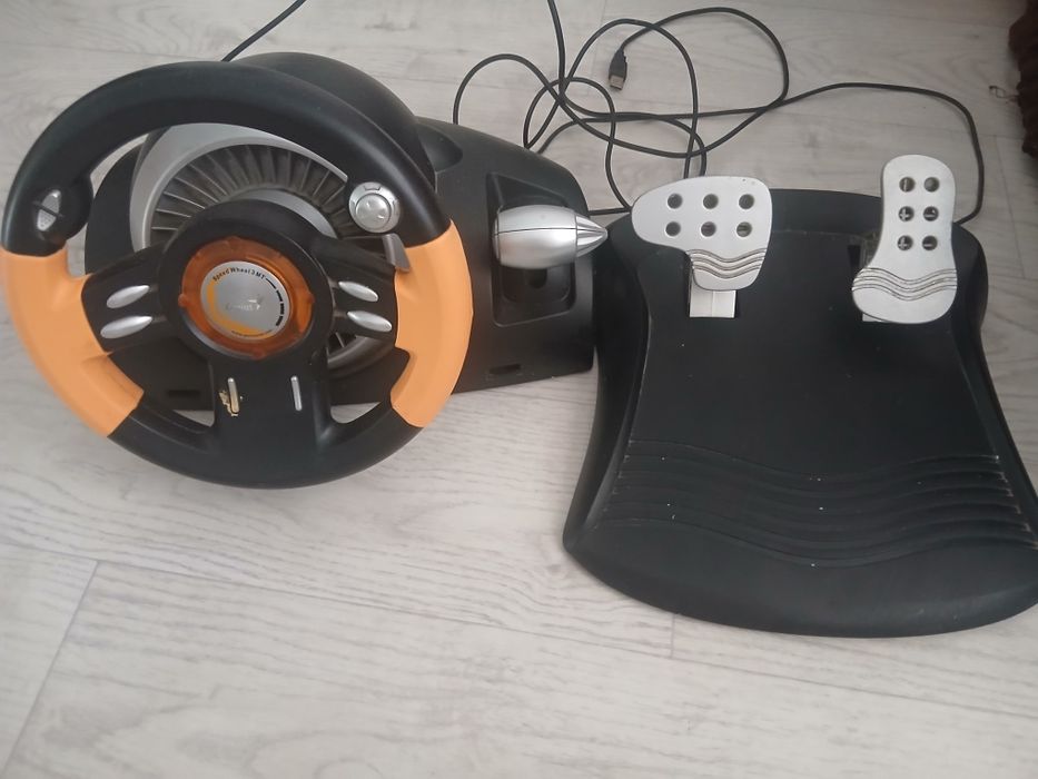 Игровой руль и педали