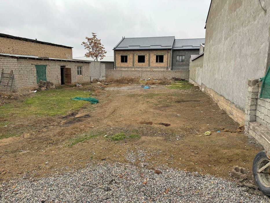 Uch Qaxramon postidan 5km.Guliston. 8 sotixli uy kurishga yer sotaman.