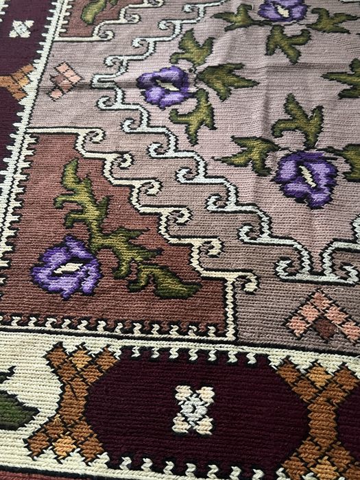 Fata de masa traditionala cusuta in chelin pe etamina
