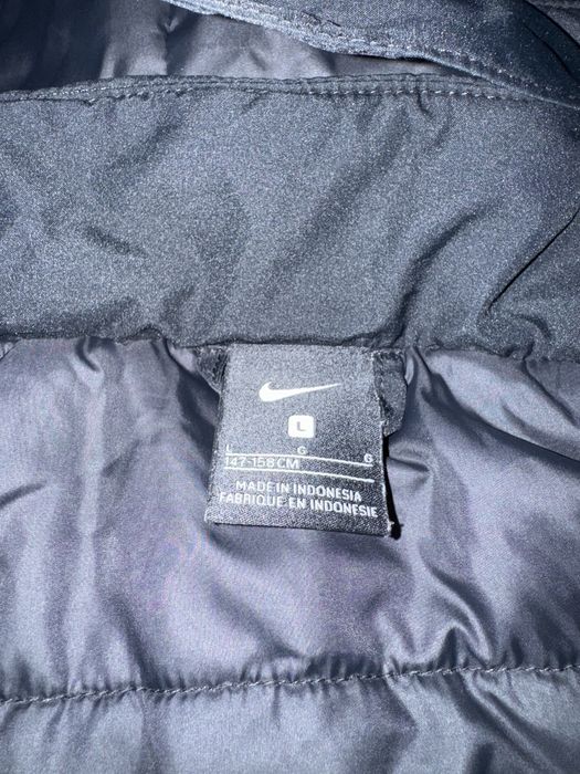 Юношеско яке NIKE , размер L-G . Цена 40€.
