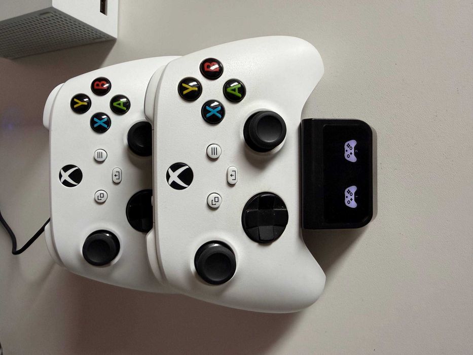 Продается Xbox Series S + 2 геймпада. Торг уместен