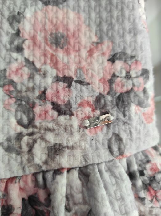 Платья на девочку в отличном состоянии.