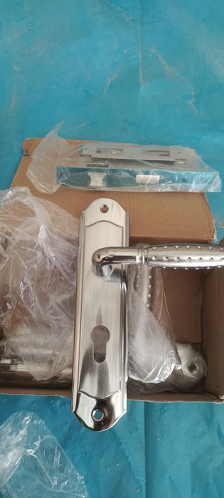 Замки дверные с защелкой новые