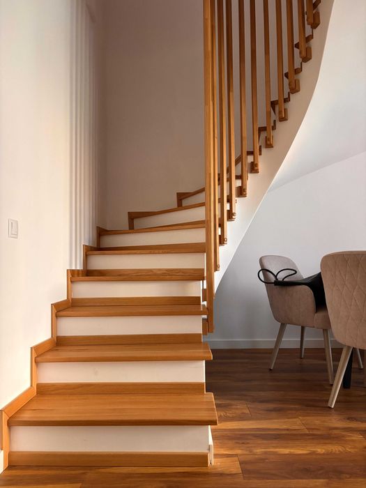 De închiriat casă nouă de locuit cu 3 camere mobilate