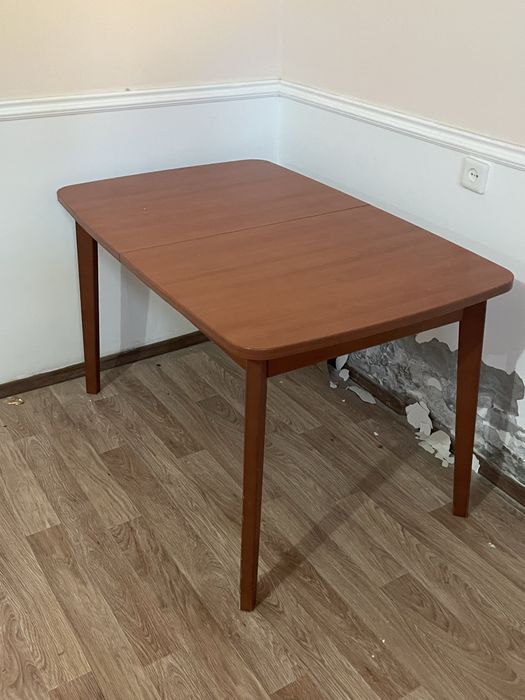 Продаю удобный обеденный стол