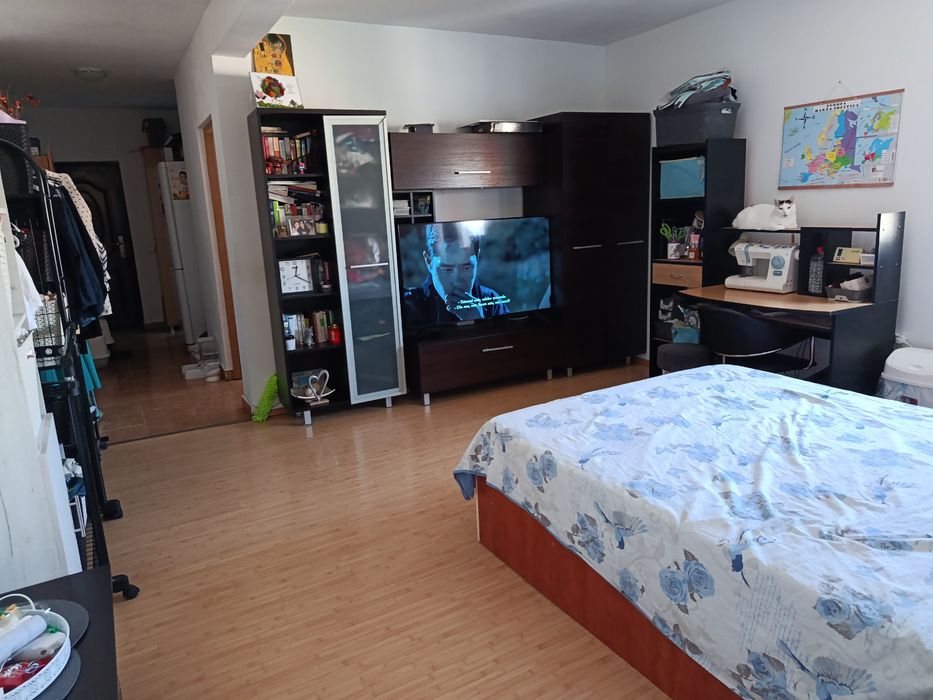 Închiriez apartament cu 2 camere