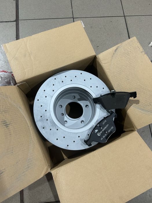 Vând discuri perforate bmw e60 525d+plăcuțe ceramice
