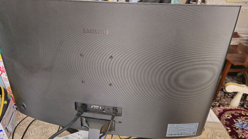 Придётся монитор Samsung изогнутый  27 дюймовый  60 герц