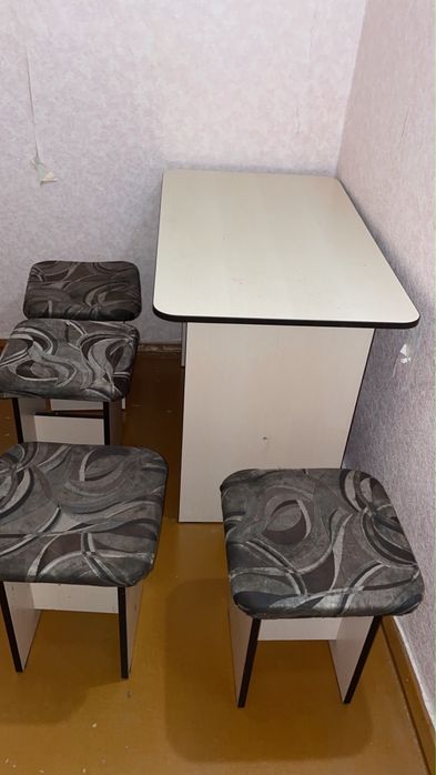 Продам стол и стулья