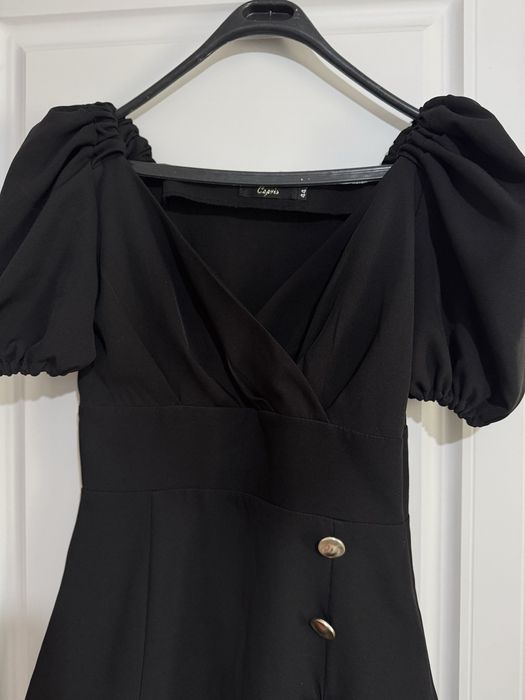 короткое чёрное платье.