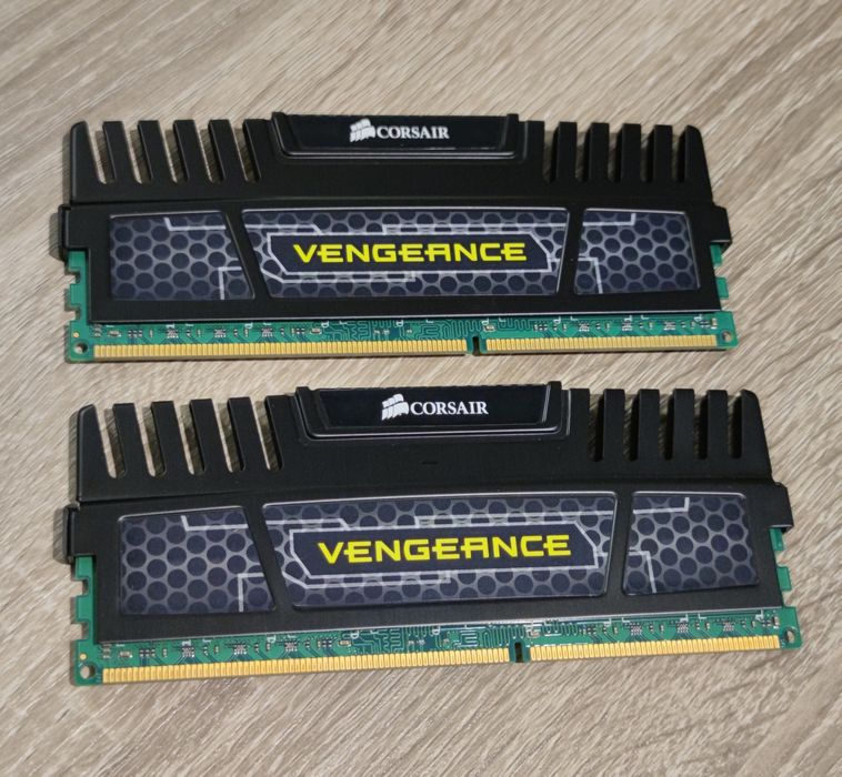 16 GB (2x8) DDR3 1866 MHz RAM Corsair Vengeance