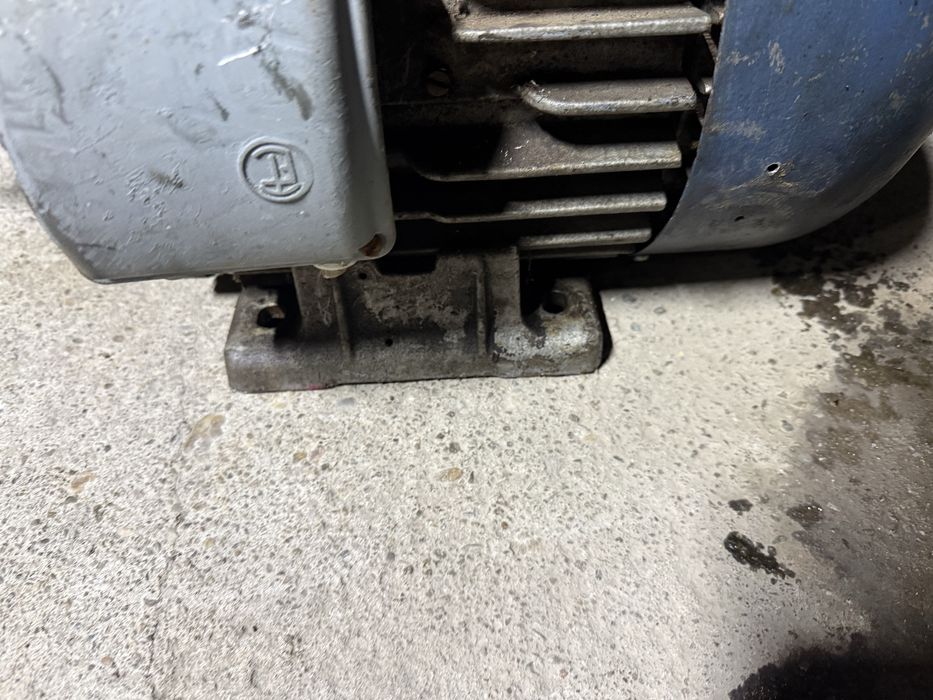 Con crapator de lemne cu motor