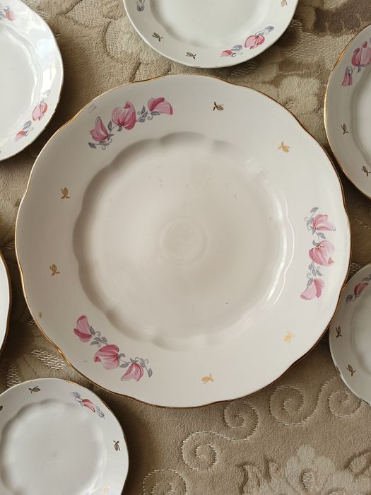 Набор столовых тарелок.