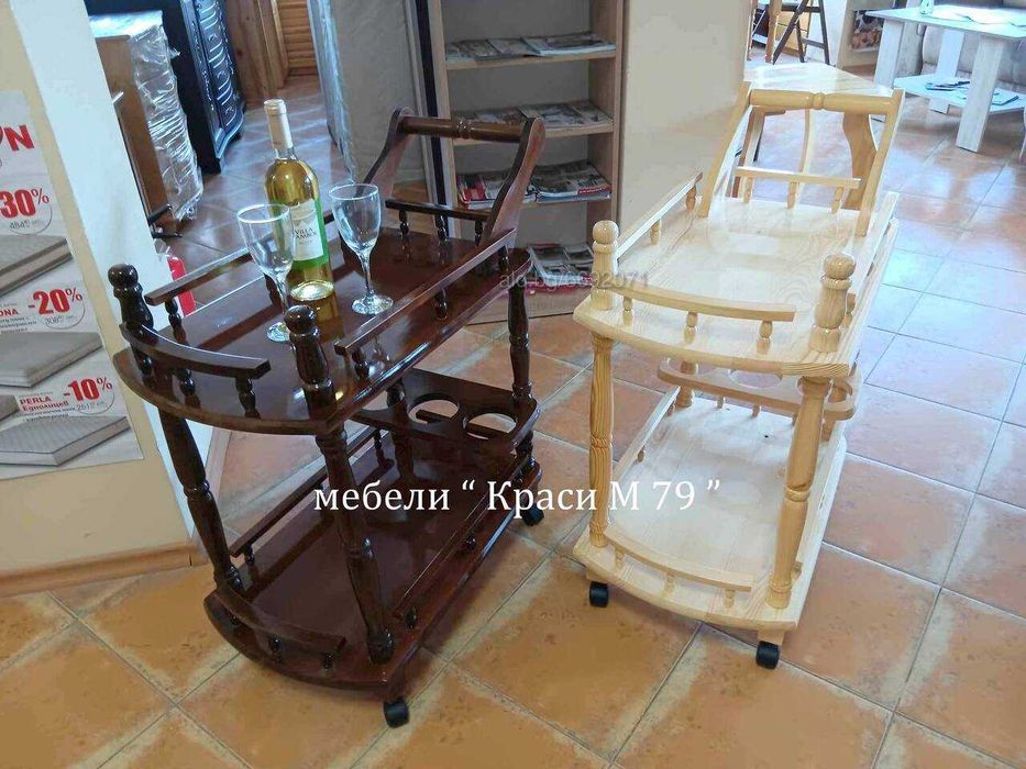 Масивна дървена масичка с два плота и колелца за лесно местене.Налична