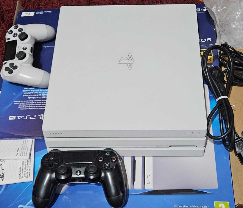PlayStation 4 PRO Alb 1TB + 2 Joystick Dualshock 4