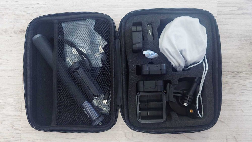 Insta360 Ace Pro cu accesorii (charger, 4 baterii, case, selfie stick)