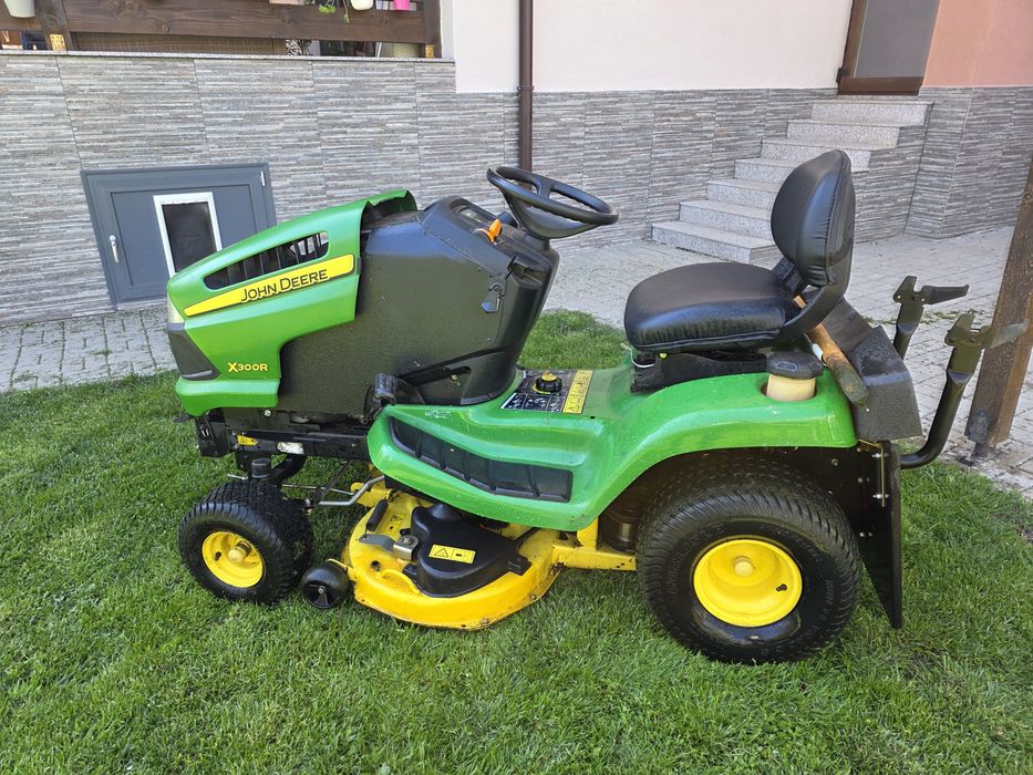 Продавам тракторна косачка John Deere X300R с кош за тревата