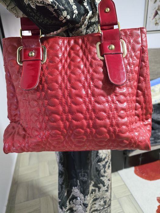 Geanta roșie, piele naturala lacuita și material matlasat;