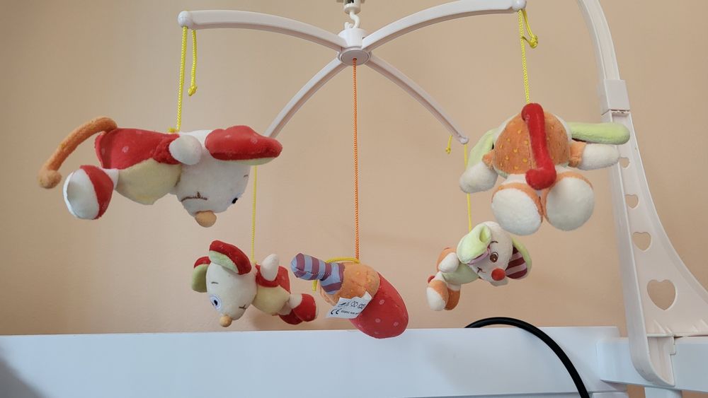 Музикална въртележка с навиване зайчета, много запазена